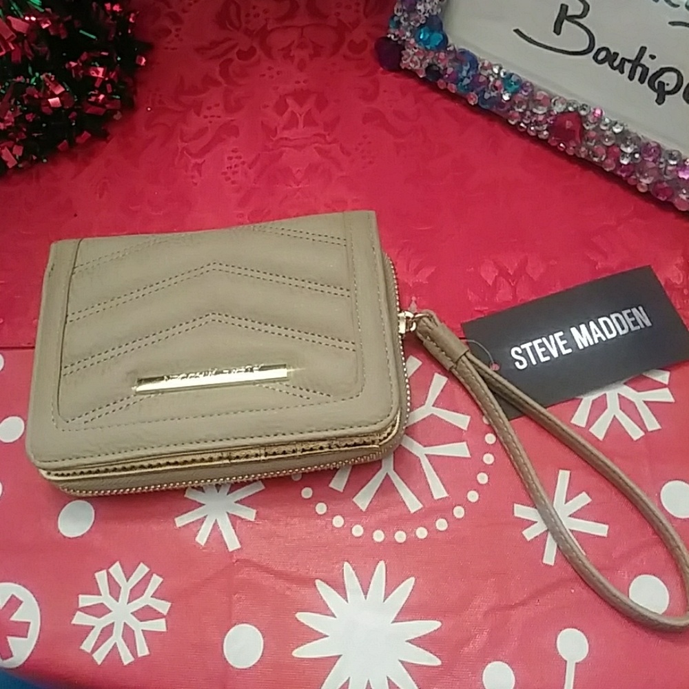 Women's wristlet wallet.